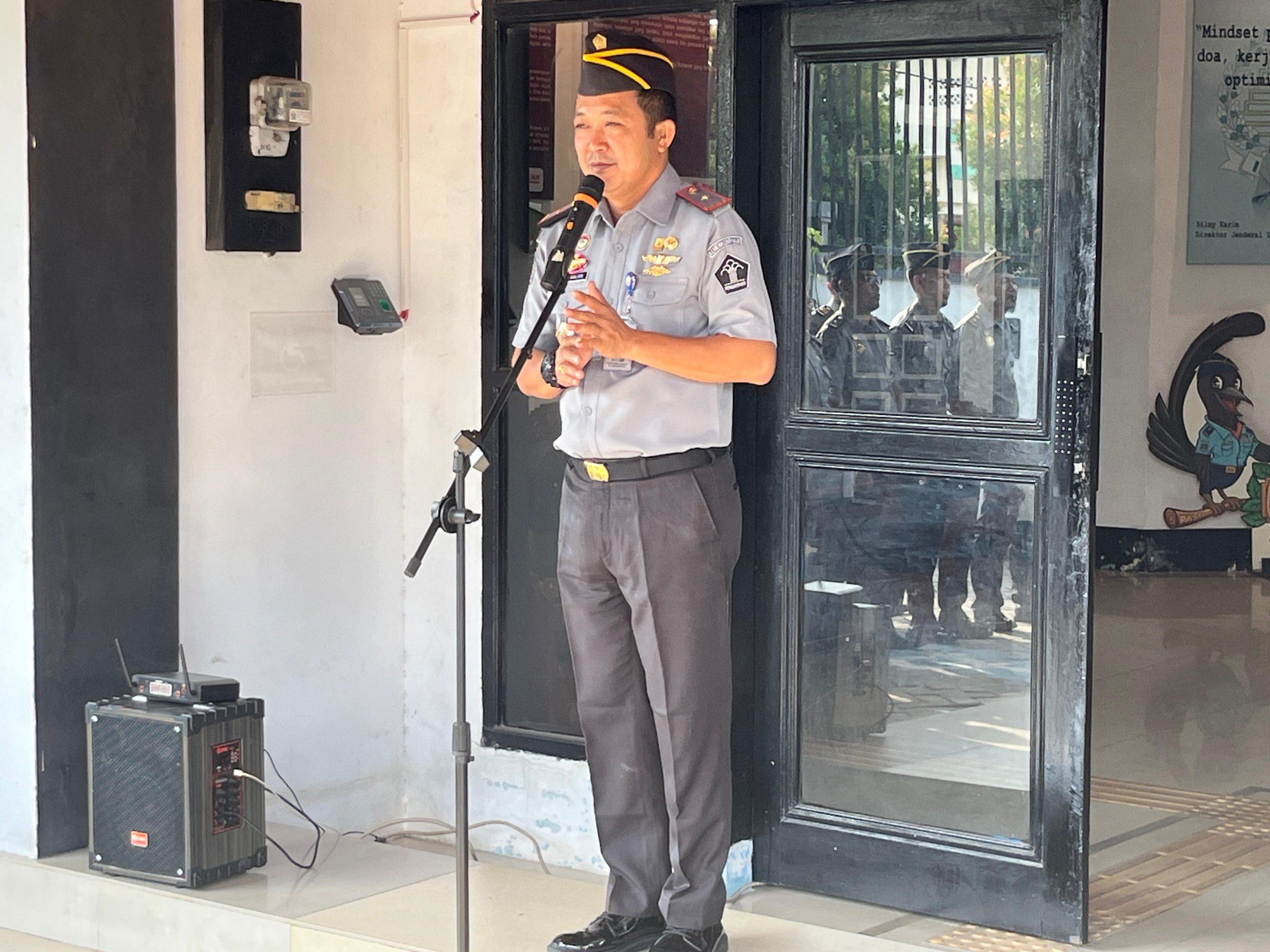 Kepala Rudenim Medan Kanwil Kemenkumham Sumut Pimpin Apel Pagi dan Berikan Penghargaan Pegawai Teladan