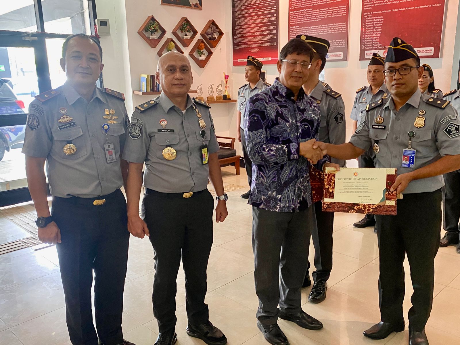 Duta Besar Bangladesh Berikan Penghargaan Kepada pegawai Rumah Detensi Imigrasi Medan