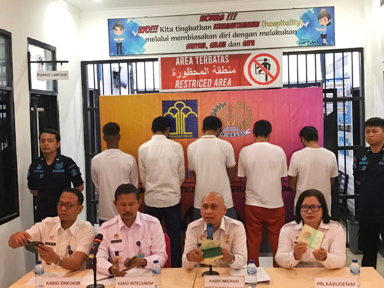 Lakukan Pelanggaran Keimigrasian, Rudenim Medan Deportasi 5 orang Warga Negara Pakistan