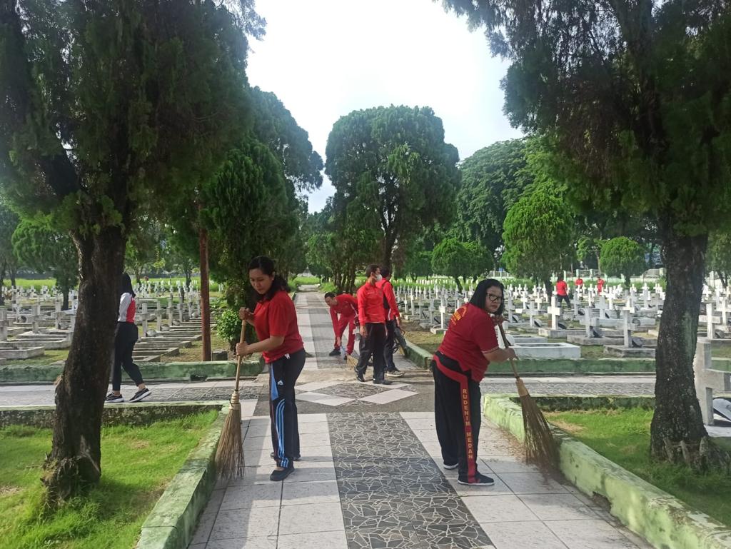 Semarak Hari Lahir Kemenkumham Ke-78, Rudenim Medan Lakukan Aksi Bersih-Bersih Makam Pahlawan