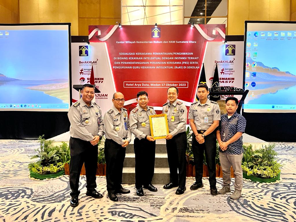 Kakanwil Kemenkumham Sumut Serahkan Sertifikat Hak Cipta Jingle Rumah Detensi Imigrasi Medan