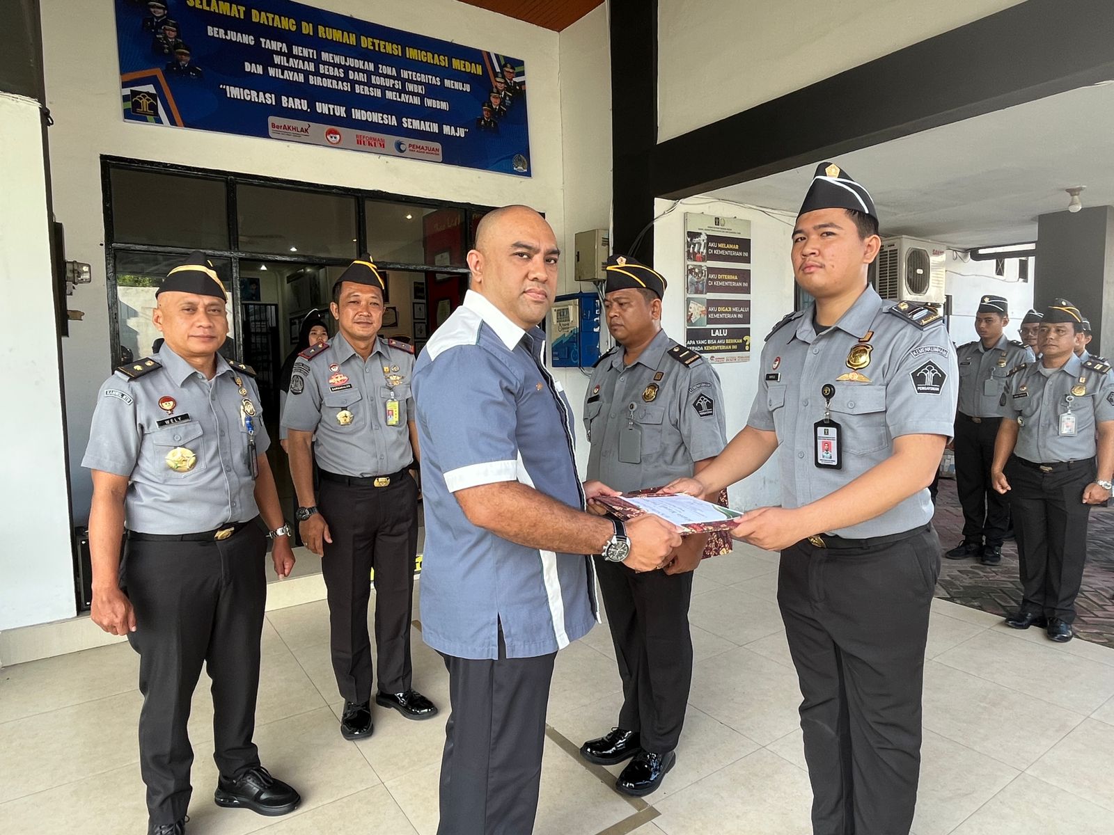 Pegawai Rudenim Medan Menerima Penghargaan dari Konsul Jenderal Malaysia di Medan